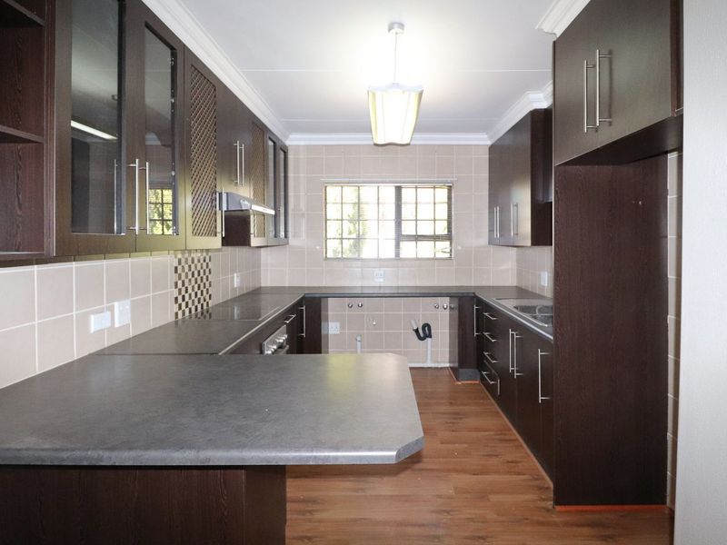 Say yes to your Private Sanctuary - Full Title Freestanding Townhouse  - Photo 6