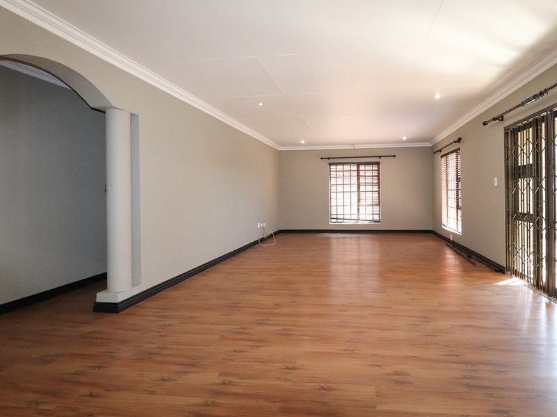 Say yes to your Private Sanctuary - Full Title Freestanding Townhouse  - Photo 4