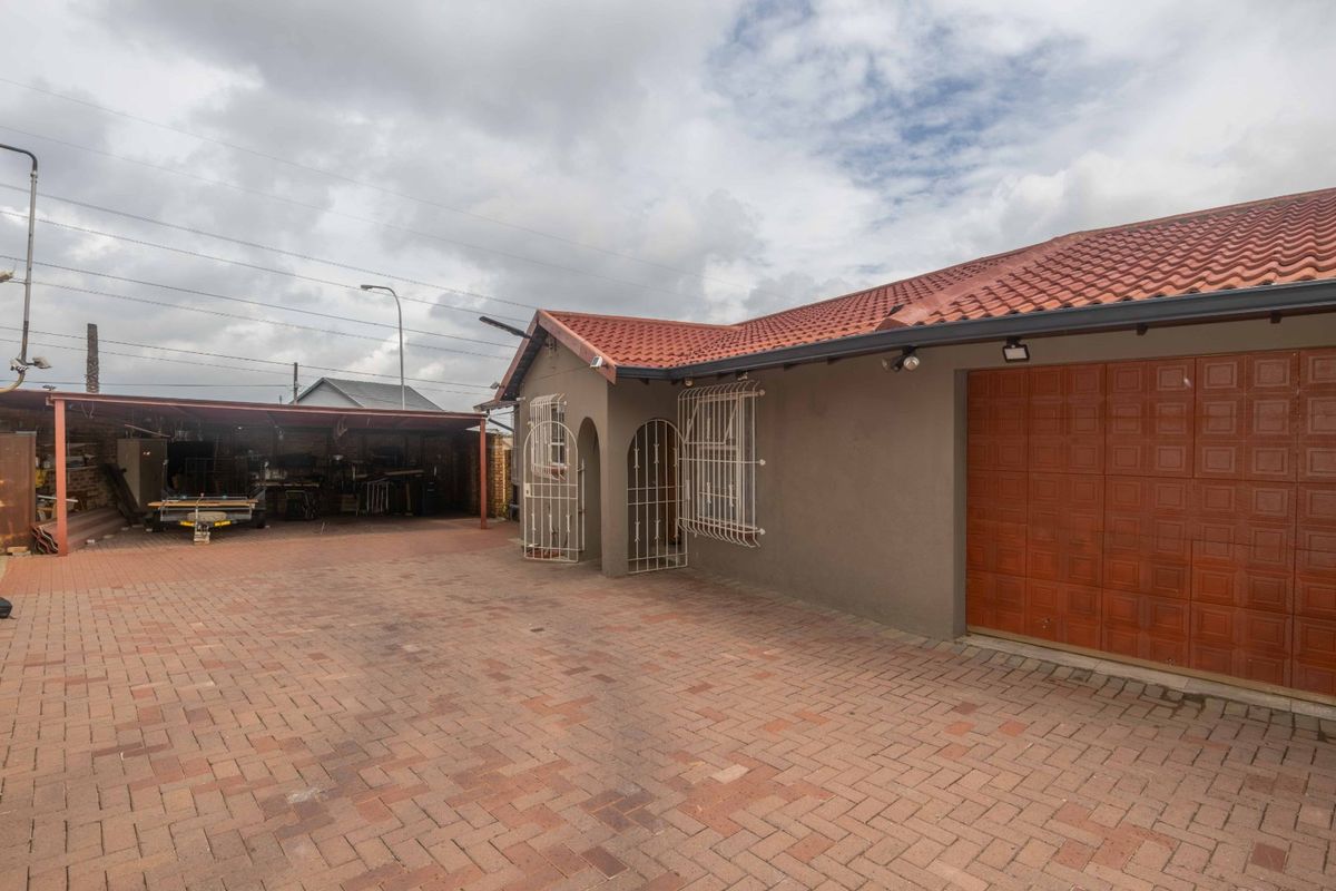 Lovely 3 Bedroom Home in Boomed Suburb - Photo 2