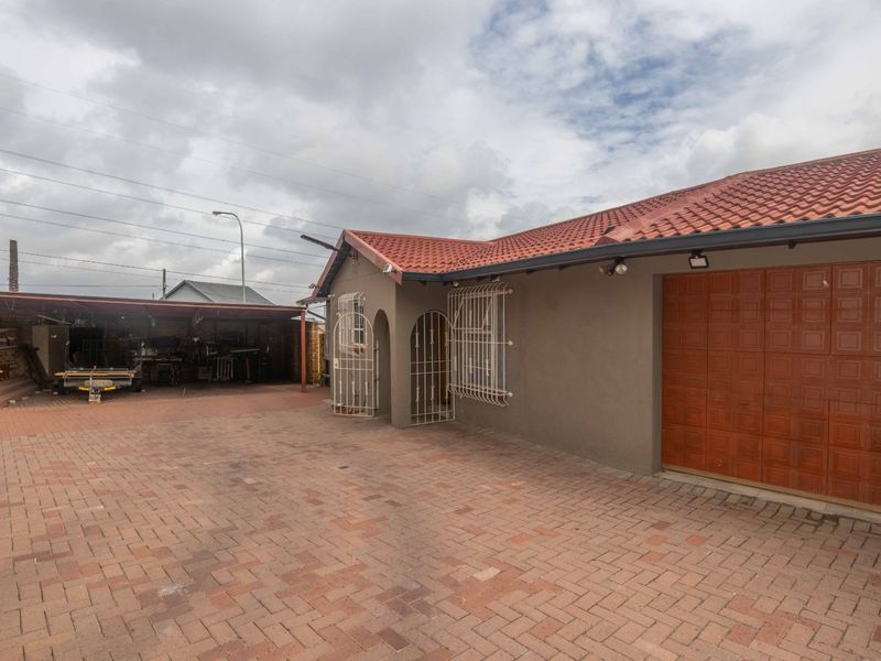 Lovely 3 Bedroom Home in Boomed Suburb - Photo 2