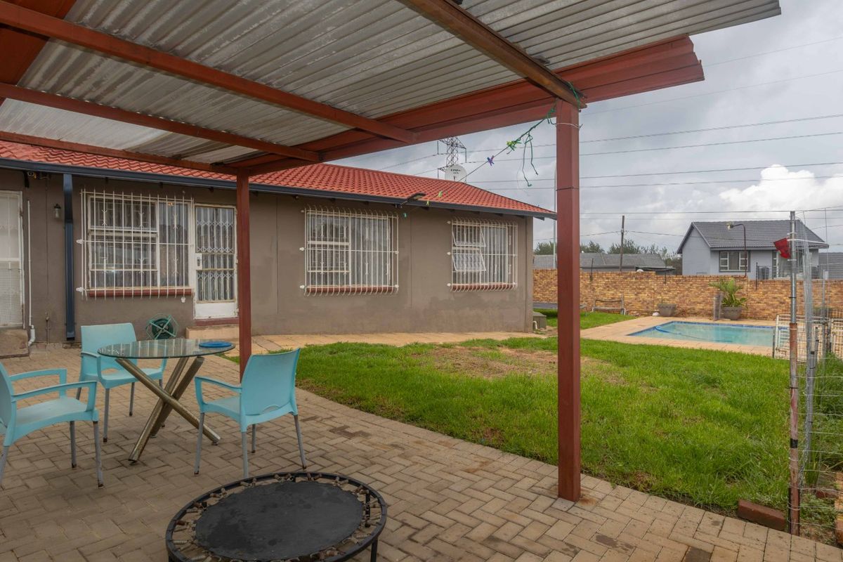 Lovely 3 Bedroom Home in Boomed Suburb - Photo 4