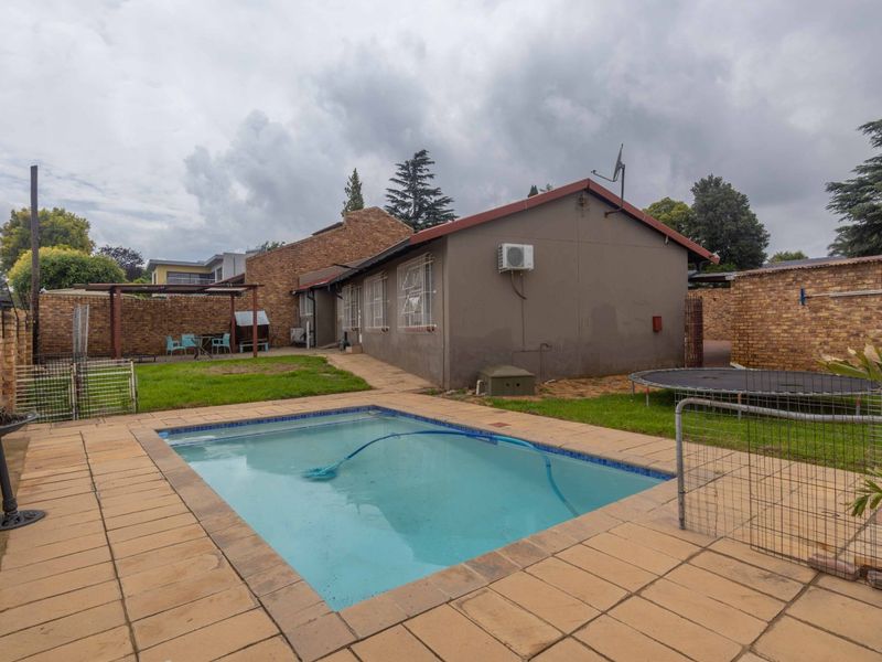 Lovely 3 Bedroom Home in Boomed Suburb - Photo 3