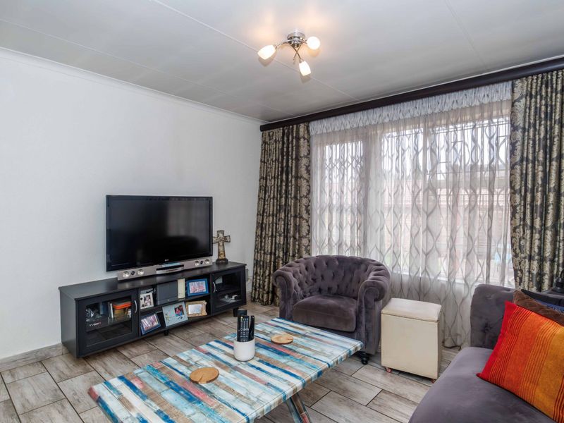 Lovely 3 Bedroom Home in Boomed Suburb - Photo 6