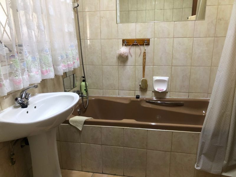 Sophiatown: 6 Bed - 3 Appartments - Home Investment!!! - Photo 7