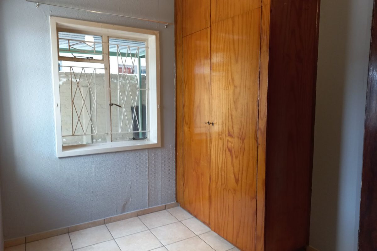 Sophiatown: 6 Bed - 3 Appartments - Home Investment!!! - Photo 4