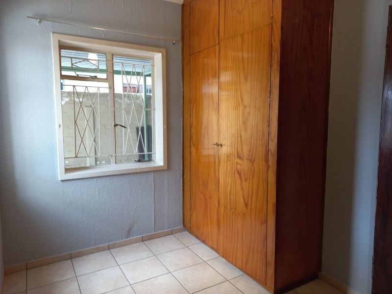 Sophiatown: 6 Bed - 3 Appartments - Home Investment!!! - Photo 4