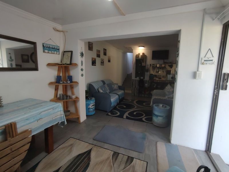 House with a three bedroom flat plus a bachelor flat, sea view.  - Photo 9