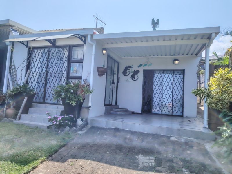 House with a three bedroom flat plus a bachelor flat, sea view.  - Photo 6