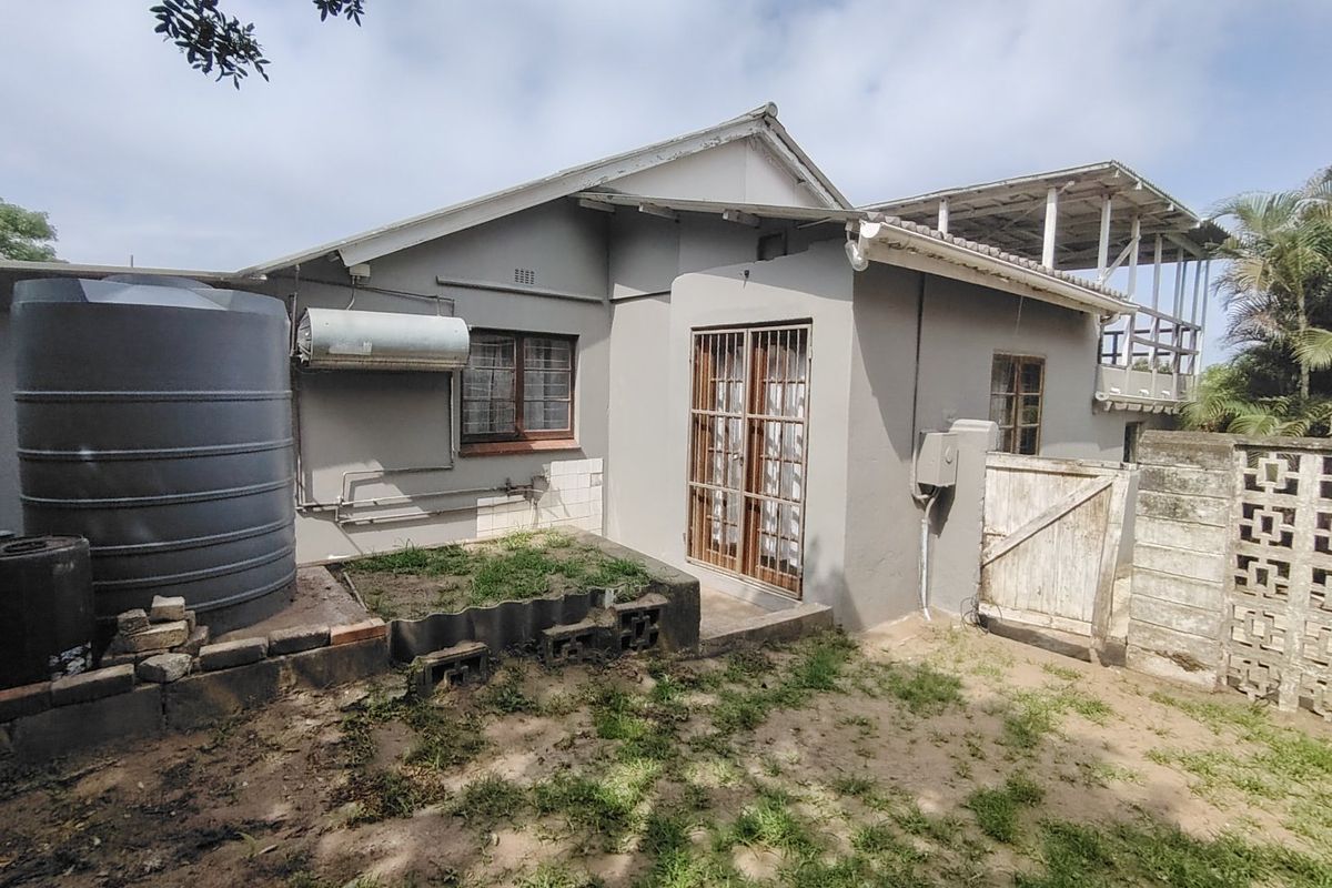 House with a three bedroom flat plus a bachelor flat, sea view.  - Photo 5