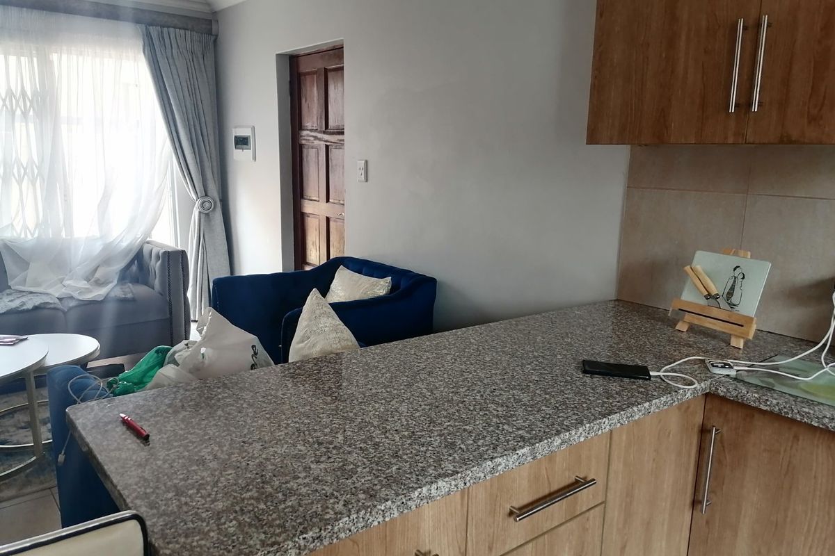 Lovely 2 Bedroom Town house for Sale in Pellissier , Bloemfontein  - Photo 4