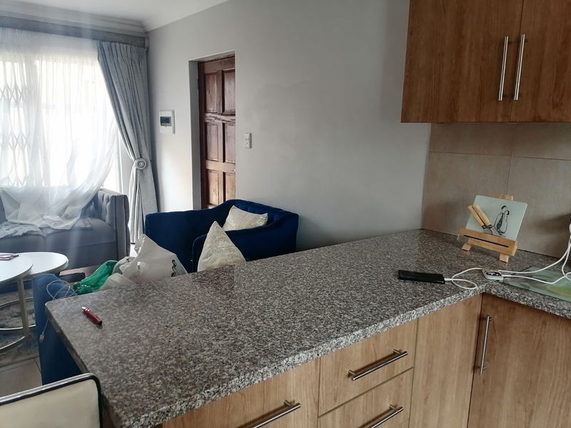 Lovely 2 Bedroom Town house for Sale in Pellissier , Bloemfontein  - Photo 4