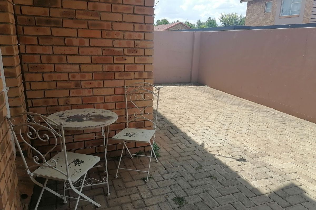 Lovely 2 Bedroom Town house for Sale in Pellissier , Bloemfontein  - Photo 2