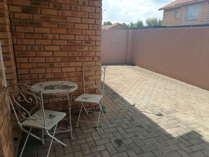 Lovely 2 Bedroom Town house for Sale in Pellissier , Bloemfontein  - Photo 2