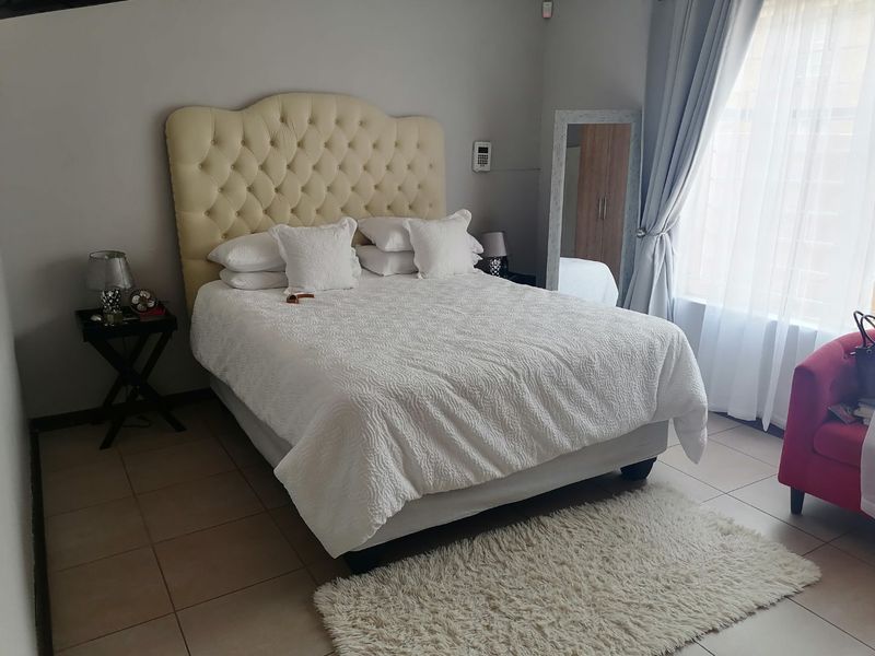 Lovely 2 Bedroom Town house for Sale in Pellissier , Bloemfontein  - Photo 10