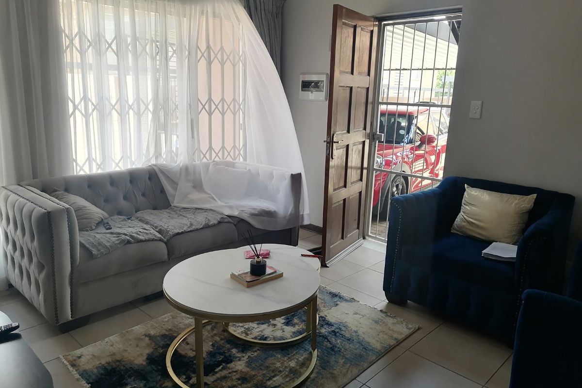 Lovely 2 Bedroom Town house for Sale in Pellissier , Bloemfontein  - Photo 5