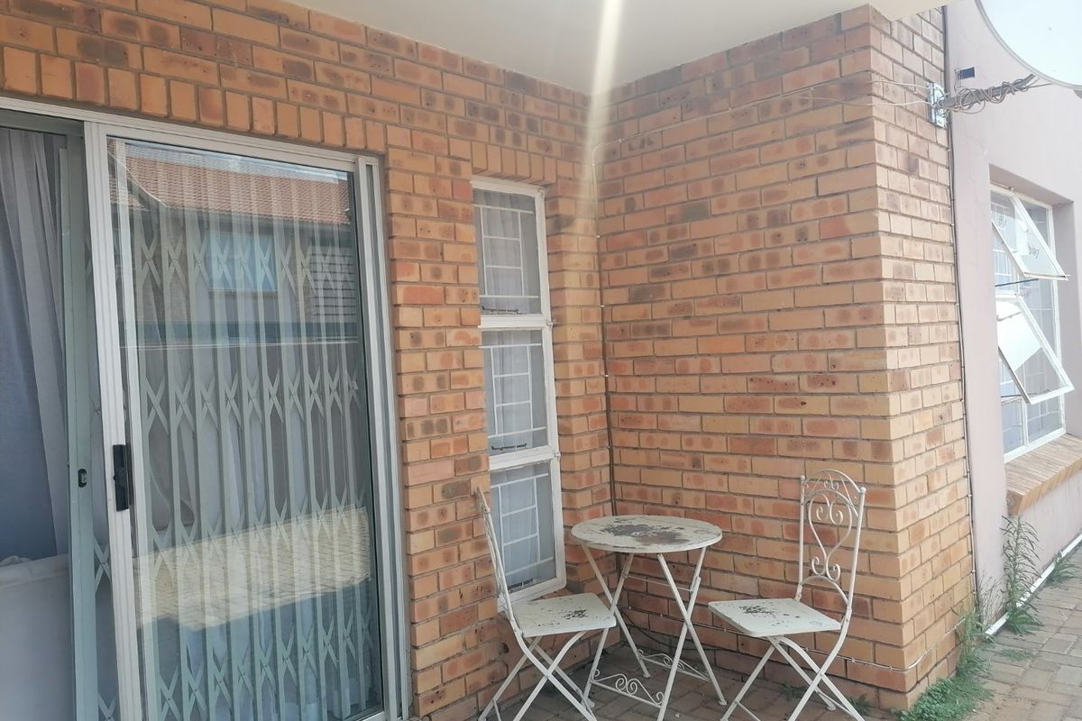 Lovely 2 Bedroom Town house for Sale in Pellissier , Bloemfontein  - Photo 3