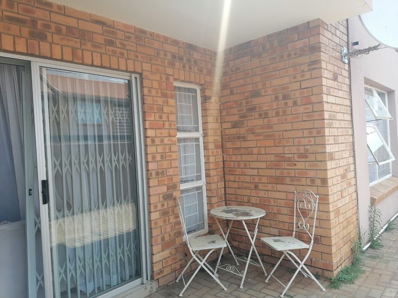 Lovely 2 Bedroom Town house for Sale in Pellissier , Bloemfontein  - Photo 3