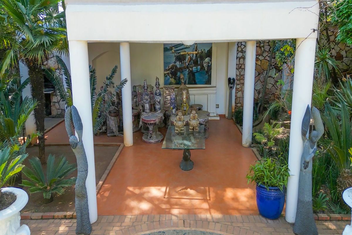 Magnificent Family Home and Centrally Located  - Photo 2