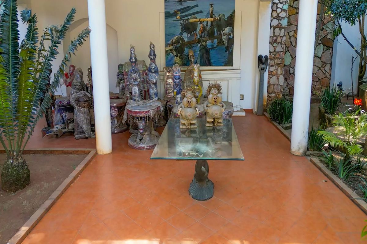 Magnificent Family Home and Centrally Located  - Photo 2