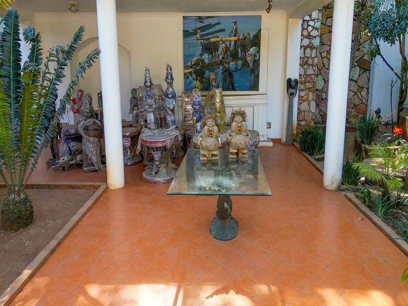 Magnificent Family Home and Centrally Located  - Photo 2