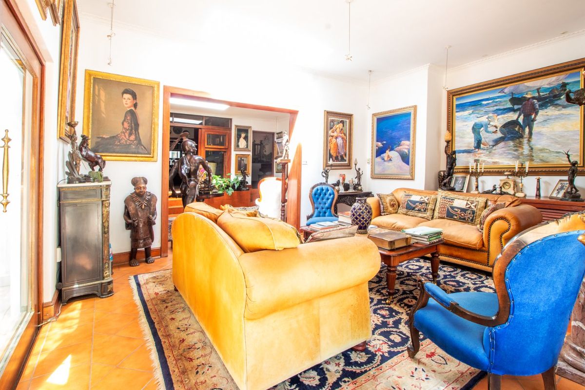 Magnificent Family Home and Centrally Located  - Photo 5