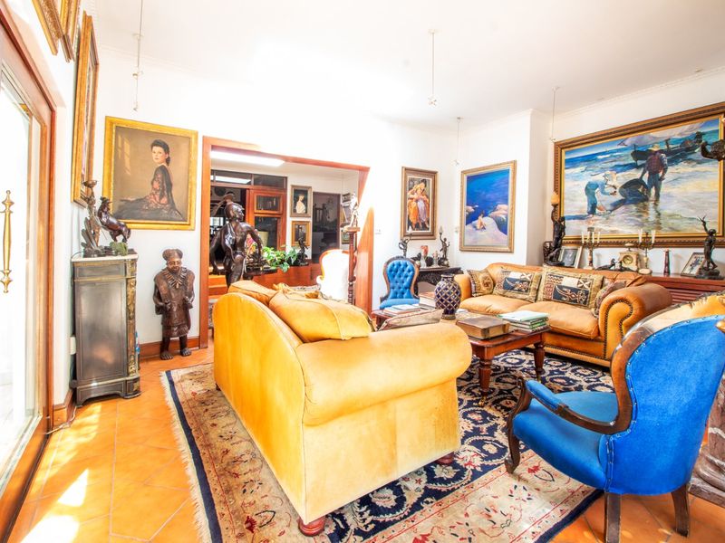 Magnificent Family Home and Centrally Located  - Photo 5