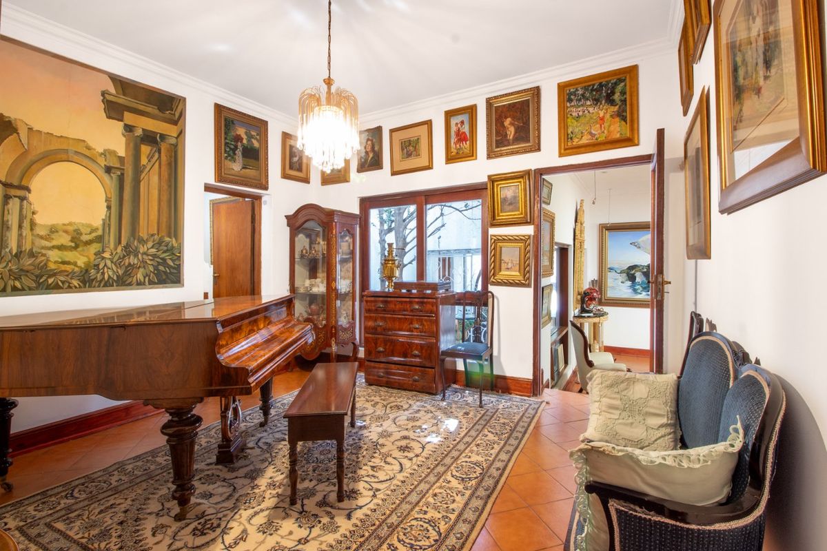 Magnificent Family Home and Centrally Located  - Photo 4