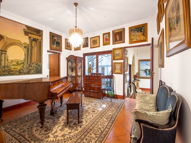 Magnificent Family Home and Centrally Located  - Photo 4