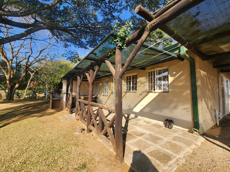 2 Bedrooms. 1 Bathroom and 2 Carports - Photo 2