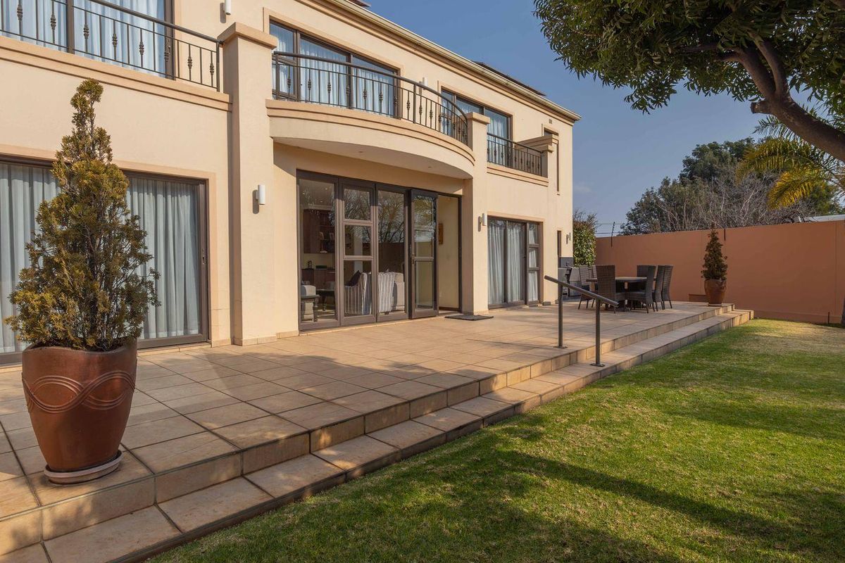 Exquisite 4 Bedroom Home in Bedfordview - Photo 2