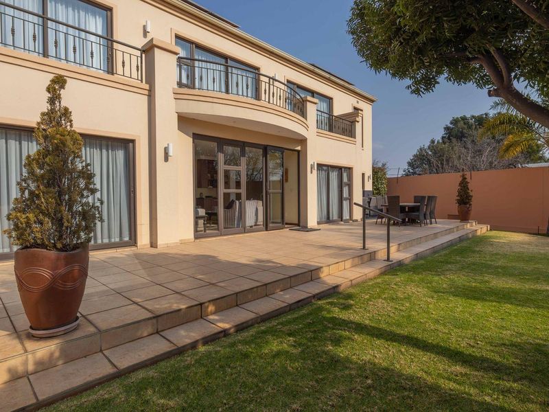 Exquisite 4 Bedroom Home in Bedfordview - Photo 2