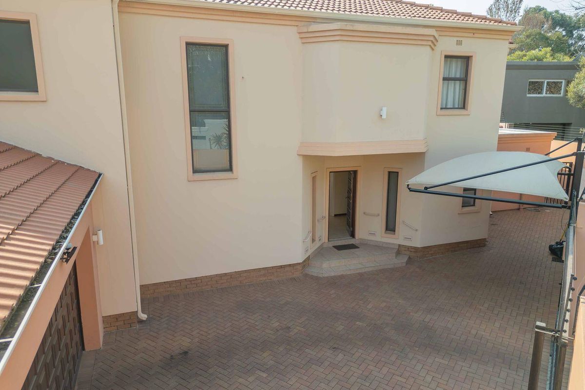 Exquisite 4 Bedroom Home in Bedfordview - Photo 4