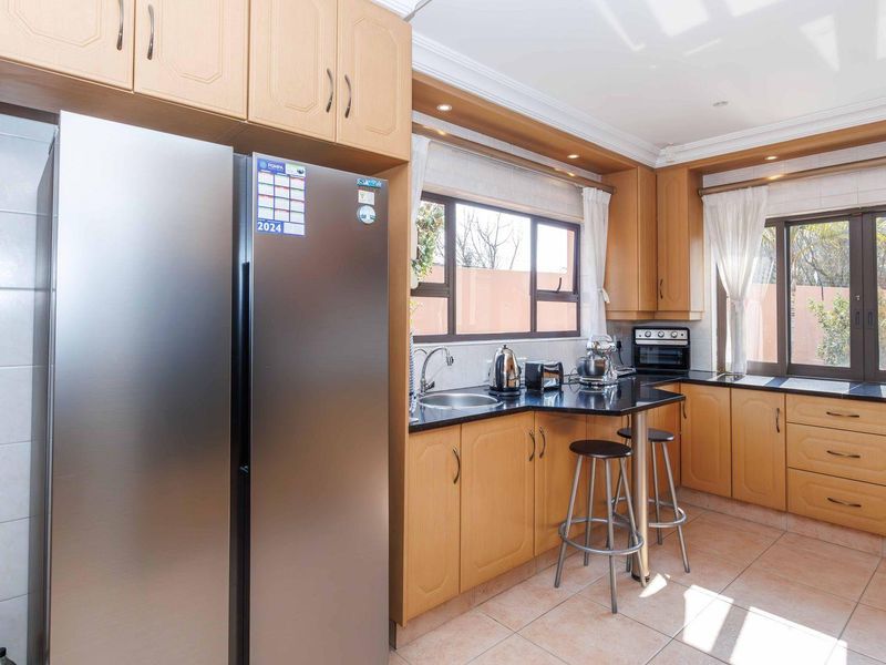 Exquisite 4 Bedroom Home in Bedfordview - Photo 10