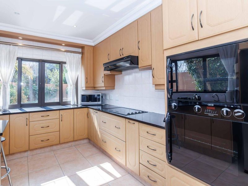 Exquisite 4 Bedroom Home in Bedfordview - Photo 9