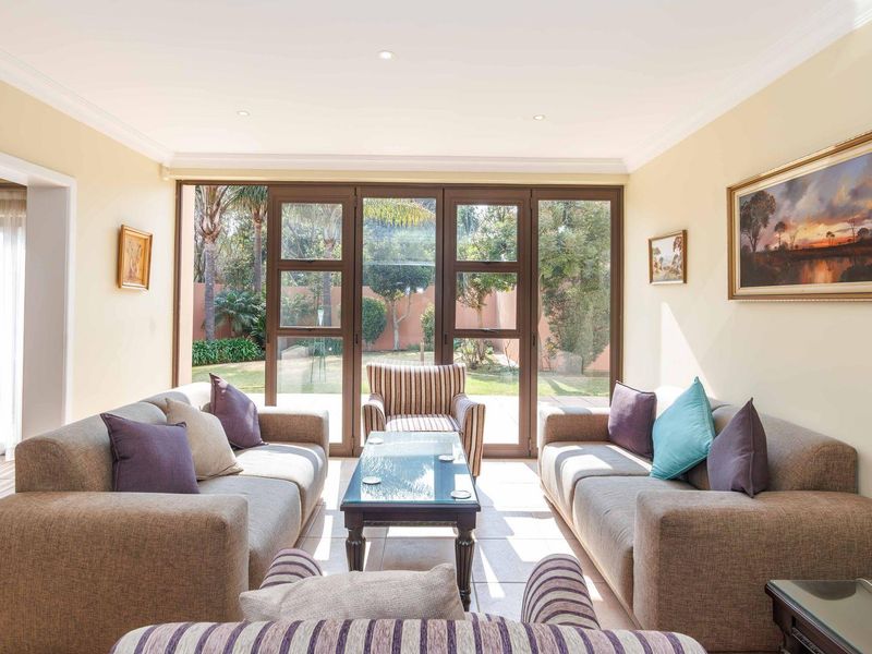 Exquisite 4 Bedroom Home in Bedfordview - Photo 8