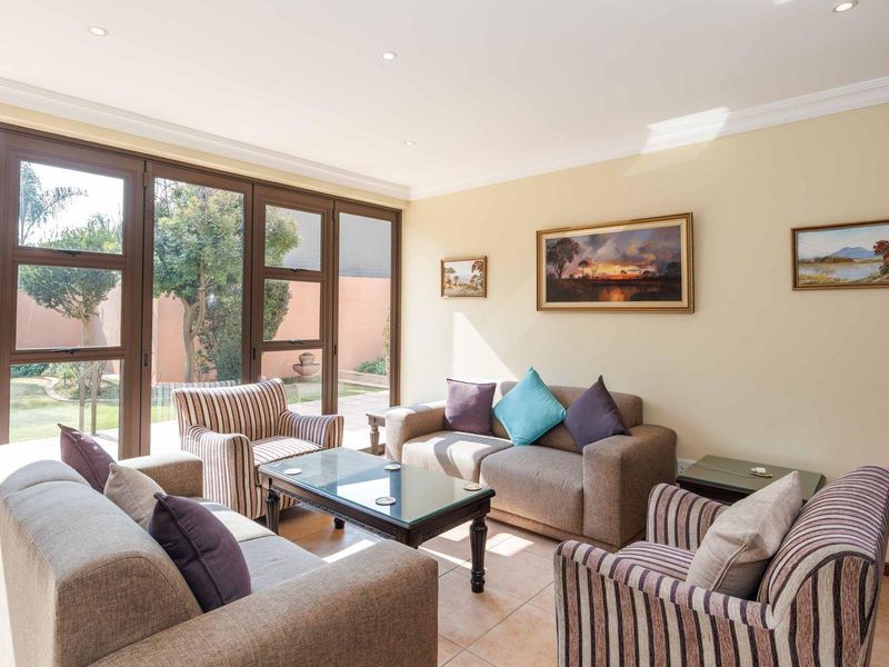 Exquisite 4 Bedroom Home in Bedfordview - Photo 7