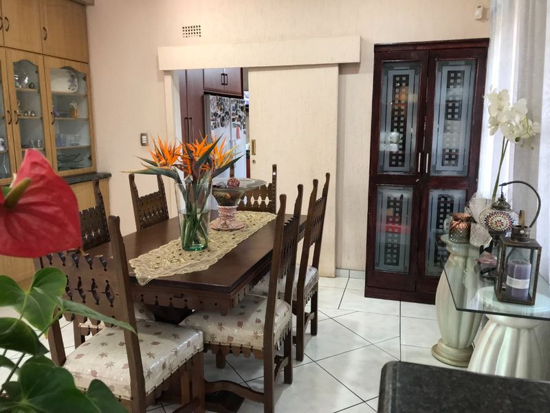 Luxury, Elegance and Prestige Your Dream Home           - Photo 3