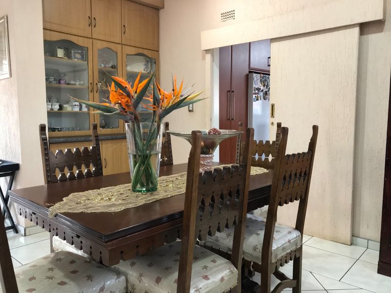 Luxury, Elegance and Prestige Your Dream Home           - Photo 4