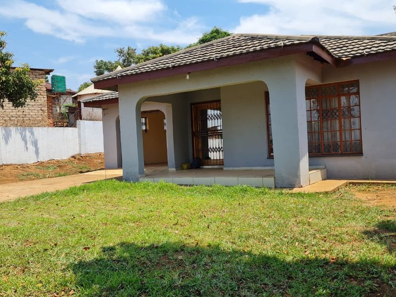 House for Sale in Thohoyandou M - Photo 2