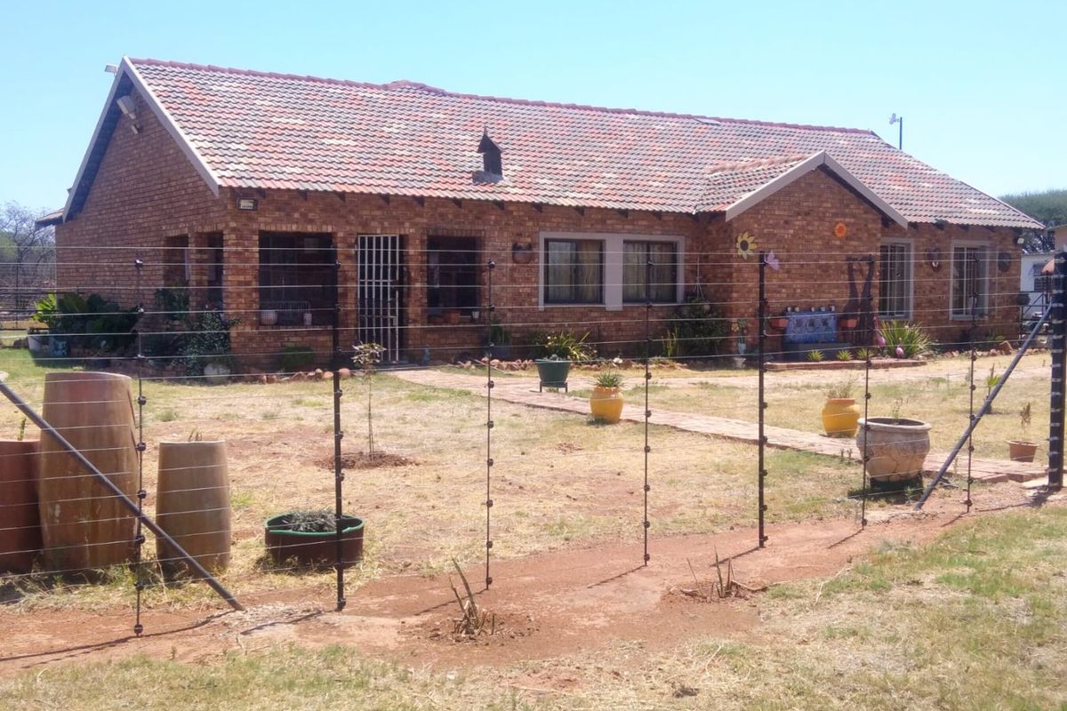 21.5 ha Farm in Honingnestkrans at a very low price of R10.78 per m2 - Photo 2
