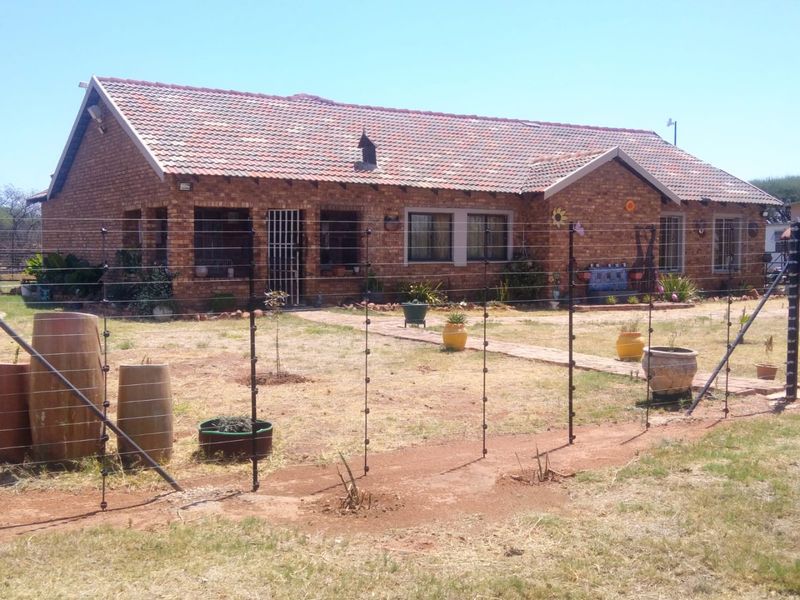 21.5 ha Farm in Honingnestkrans at a very low price of R10.78 per m2 - Photo 2