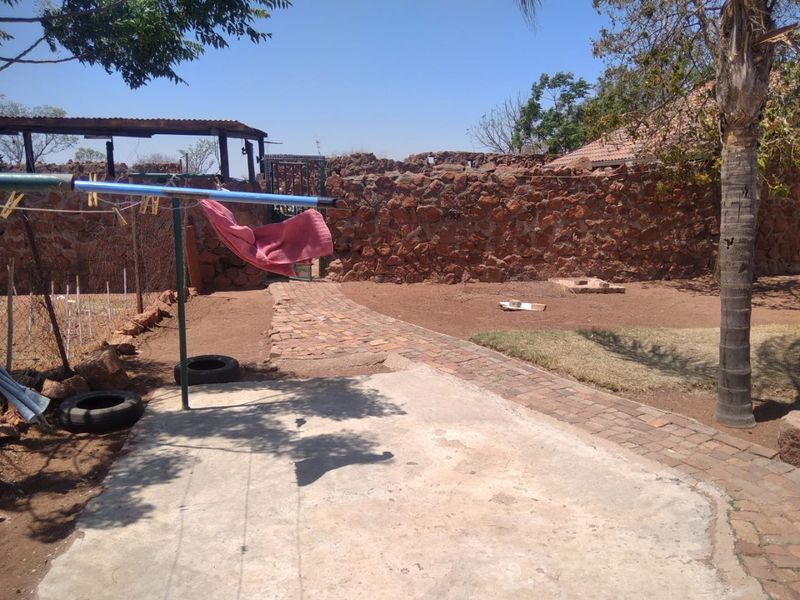 21.5 ha Farm in Honingnestkrans at a very low price of R10.78 per m2 - Photo 10