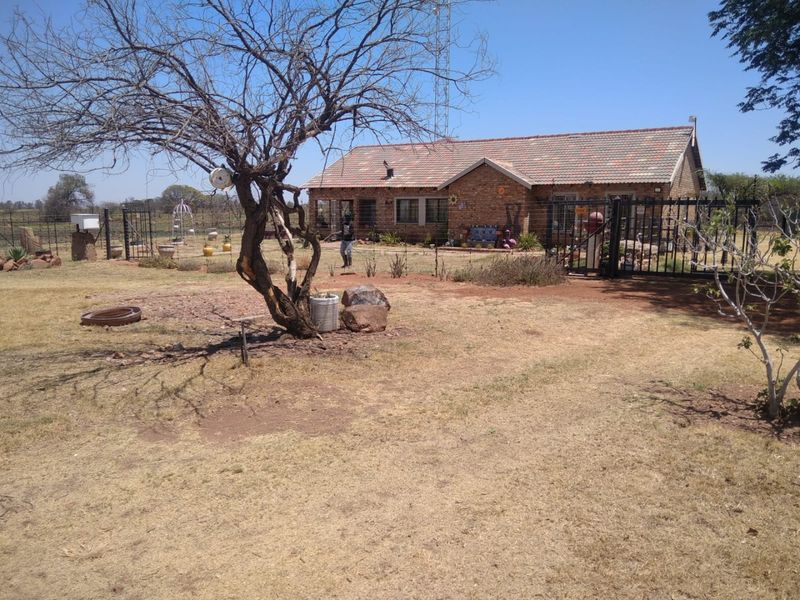 21.5 ha Farm in Honingnestkrans at a very low price of R10.78 per m2 - Photo 9