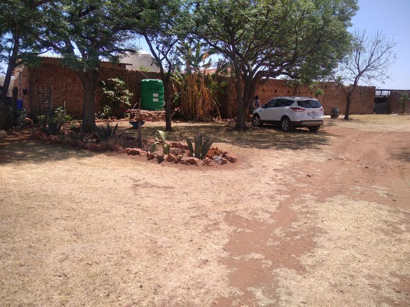 21.5 ha Farm in Honingnestkrans at a very low price of R10.78 per m2 - Photo 7