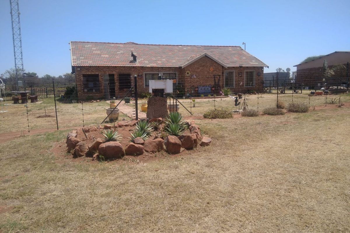 21.5 ha Farm in Honingnestkrans at a very low price of R10.78 per m2 - Photo 3