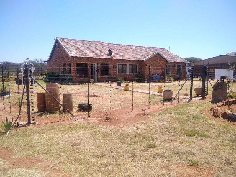 21.5 ha Farm in Honingnestkrans at a very low price of R10.78 per m2 - Photo 4
