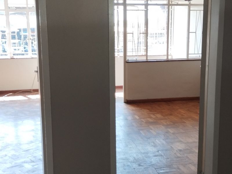 Ground floor unit up for grabs! - Photo 8