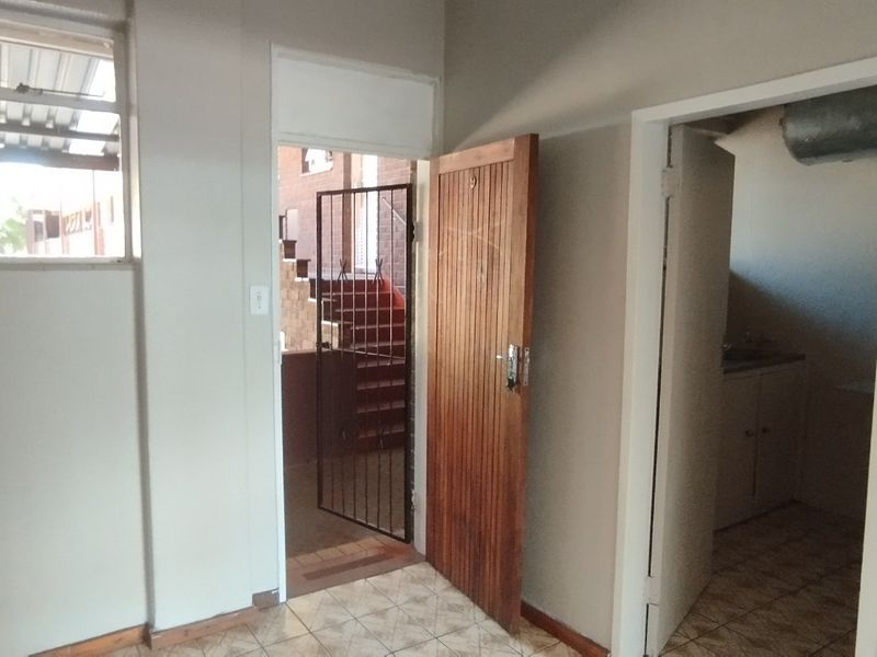 Ground floor unit up for grabs! - Photo 3