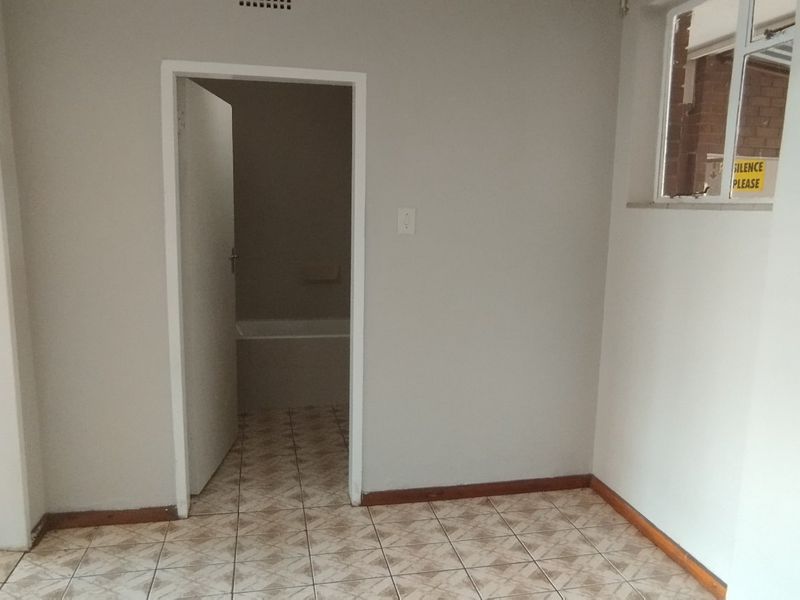 Ground floor unit up for grabs! - Photo 4