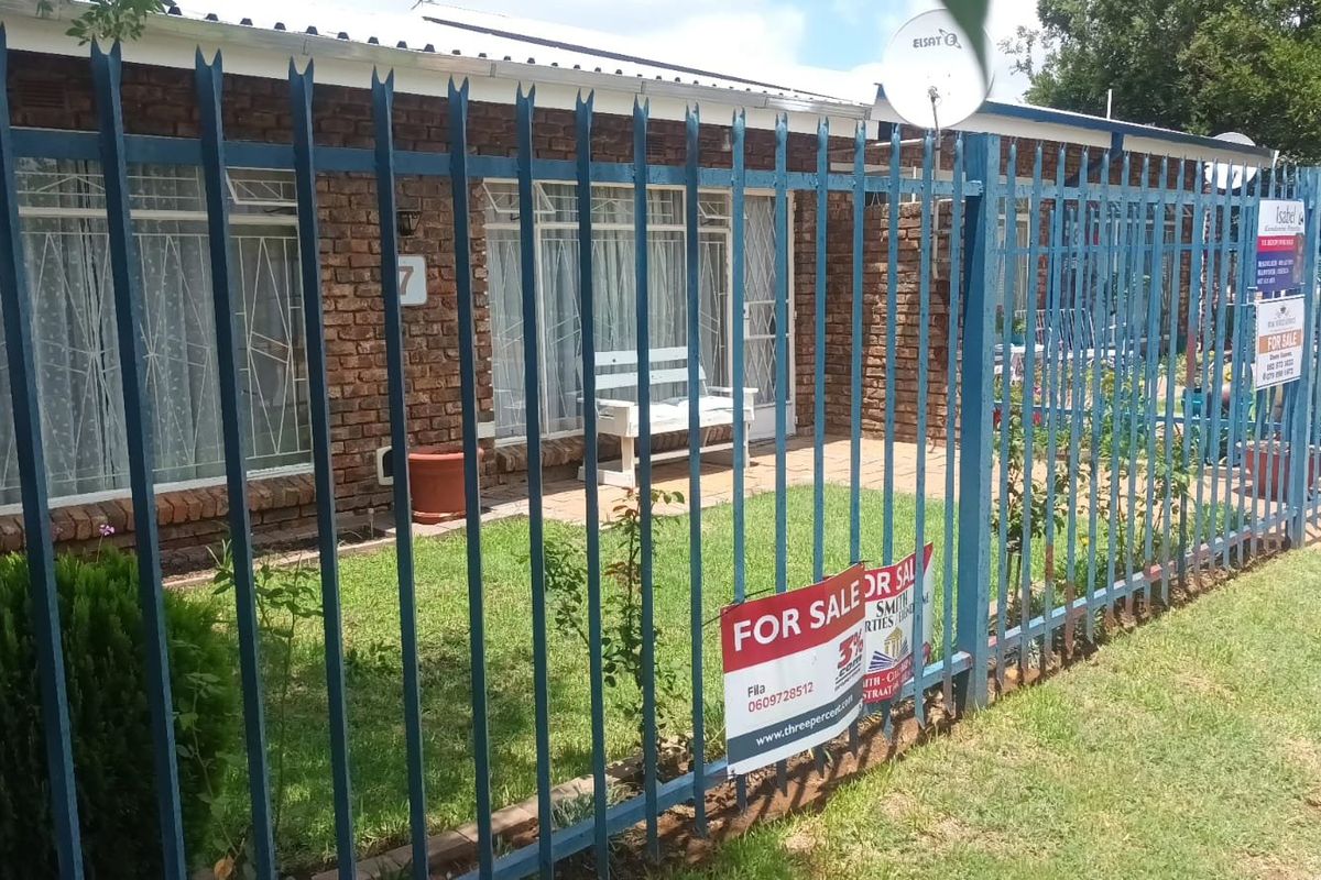 JUST PERFECT - Photo 2